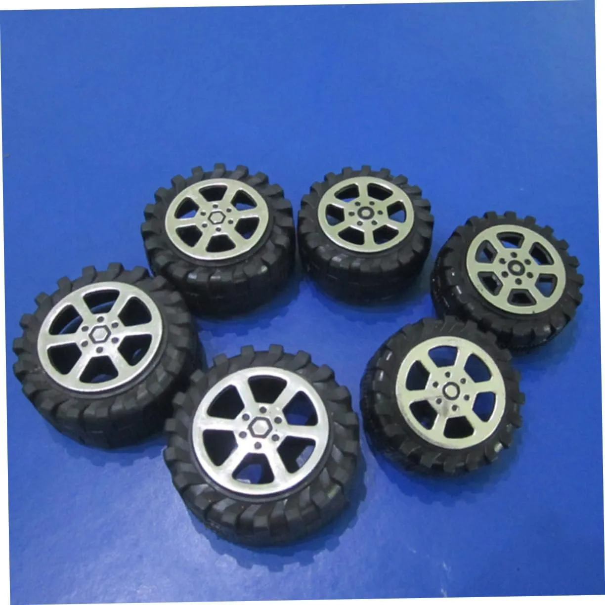 Hemoton 90pcs Plastic Toy Car Wheels Accessories for Handmade Crafts Compatible Shafts Black Round Wheels for Model Cars and Creative Projects