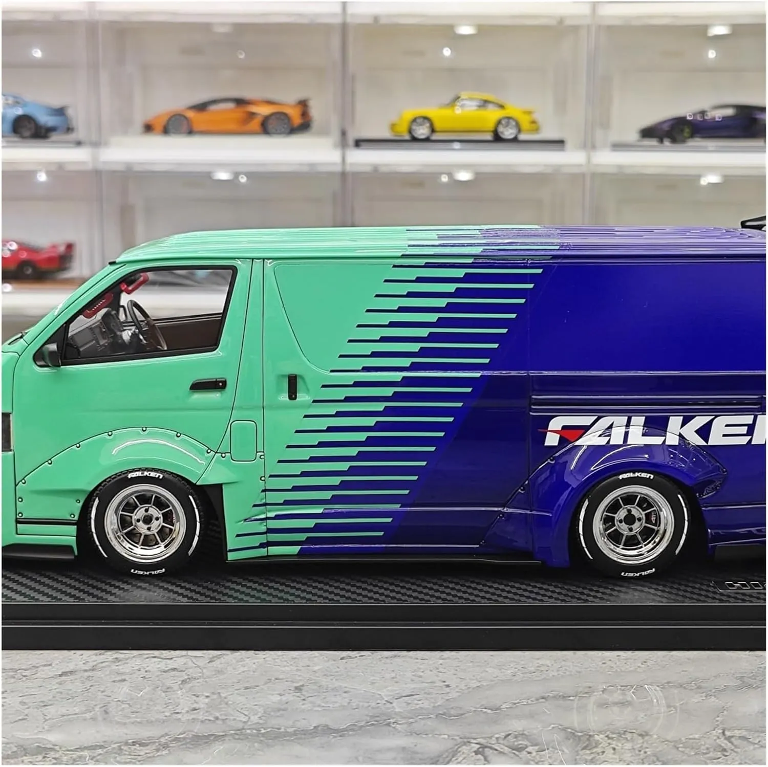 Metal Die Cast Toy Cars 1 18 for Toyota Sea Lion Van TSD Works HIACE Simulation Resin Car Model Collection for Home Or Office Décor(Green)