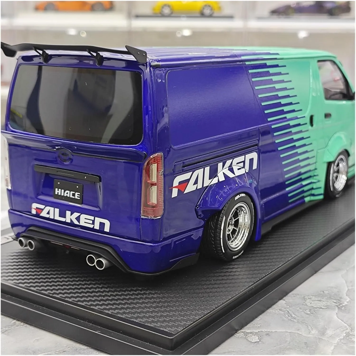 Metal Die Cast Toy Cars 1 18 for Toyota Sea Lion Van TSD Works HIACE Simulation Resin Car Model Collection for Home Or Office Décor(Green)