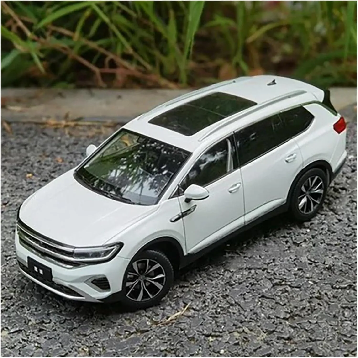 Metal Die Cast Toy Cars for TALAGO 2021 Die Casting 1:18 Scale Alloy Car Model Collection Decoration Model Static Display for Home Or Office Décor(Brown)