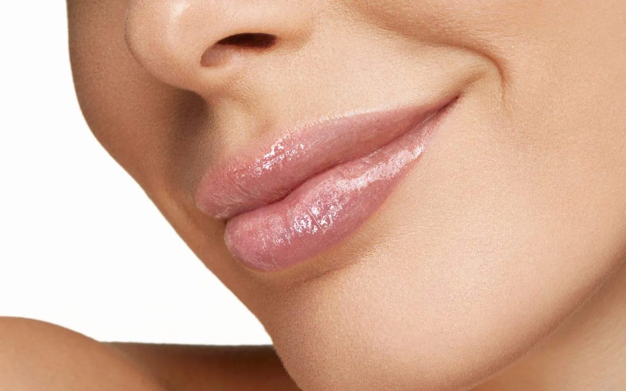 Pupa Milano Miss Milano Gloss Ultra-Shine Lip Gloss Instant Volume Effect - Extreme Shine Gloss - Moisturizing And Volume Enhancing Effect - Non-Sticky, Creamy Texture - Crystal Glass - 0.17 Oz