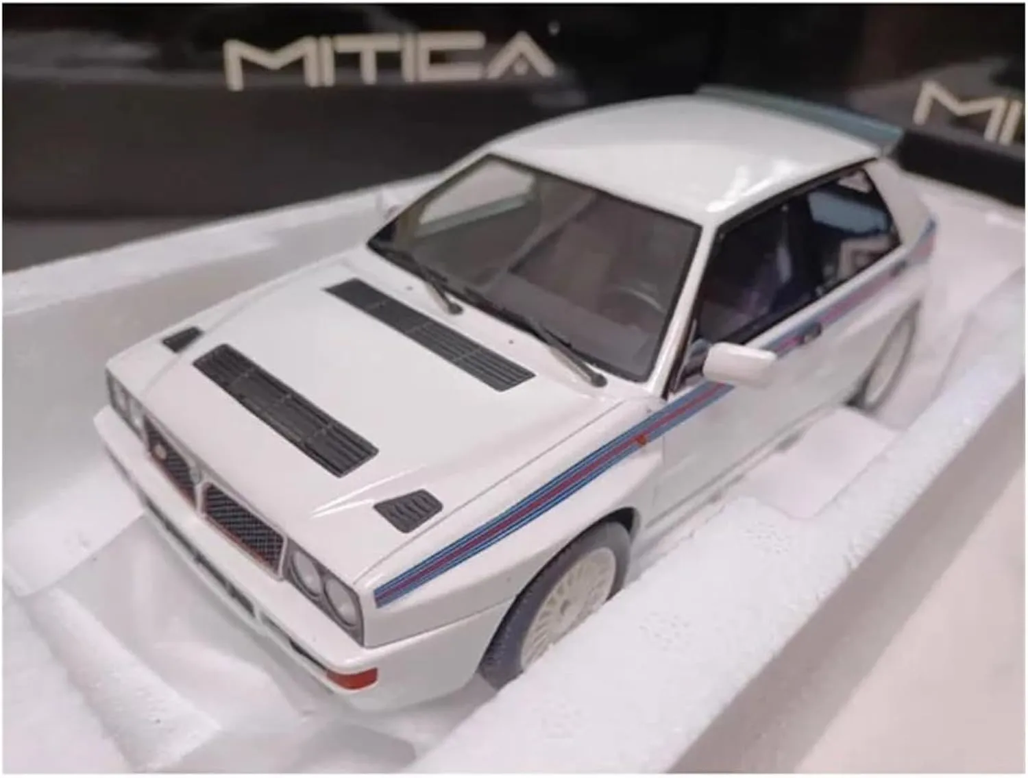 Sports car Metal Model 1/18 Scale for Lancia Delta Evo II Resin Model Adult Souvenir Static Display Collectible Toy for Home Décor