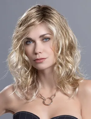 TISHINING Ombre Blonde Wavy Wigs for White Women Medium Length Layered Mixed Blonde Curly Wavy Wig with Dark Roots Synthetic Natural Looking Daily Party Wig (18 Inch)